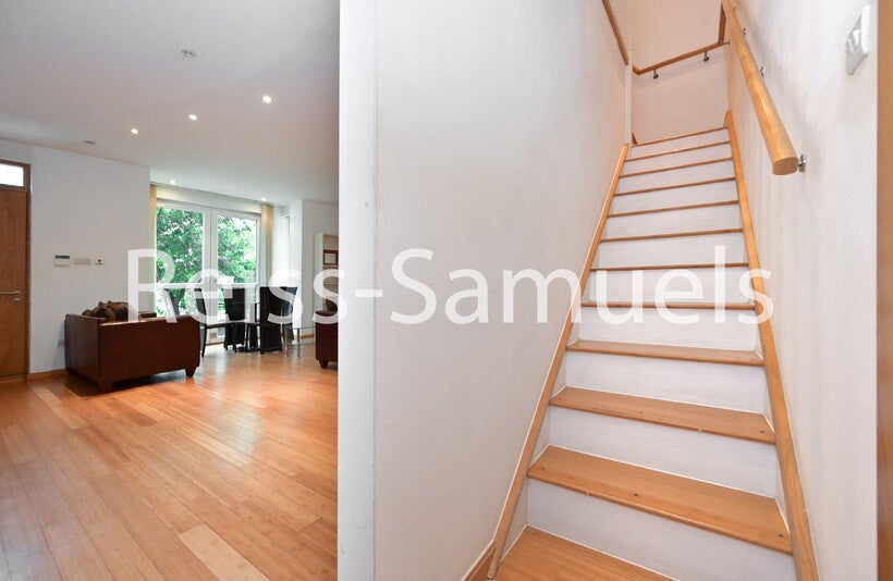 Flat Westferry Road in Greater London