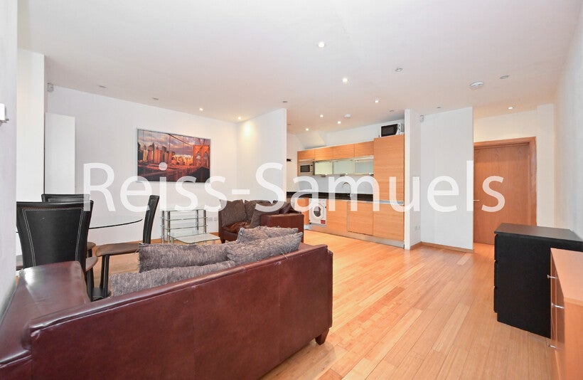 Flat Westferry Road in Greater London