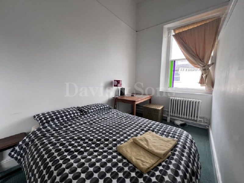 Flat Caxton Place in Newport