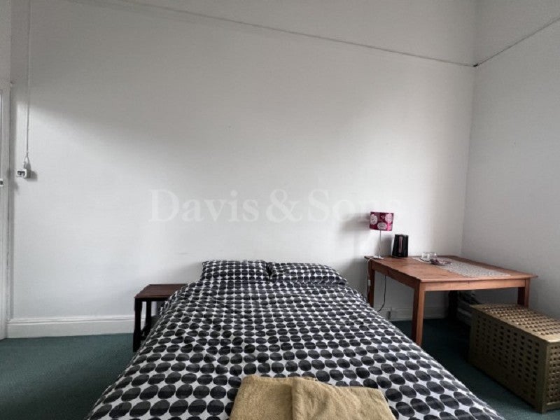 Flat Caxton Place in Newport