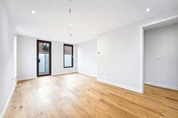 Flat Battersea High Street in Greater London