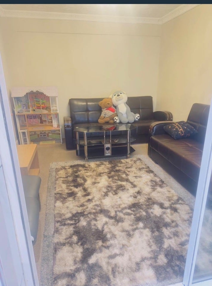 Room Byron Avenue in Greater London