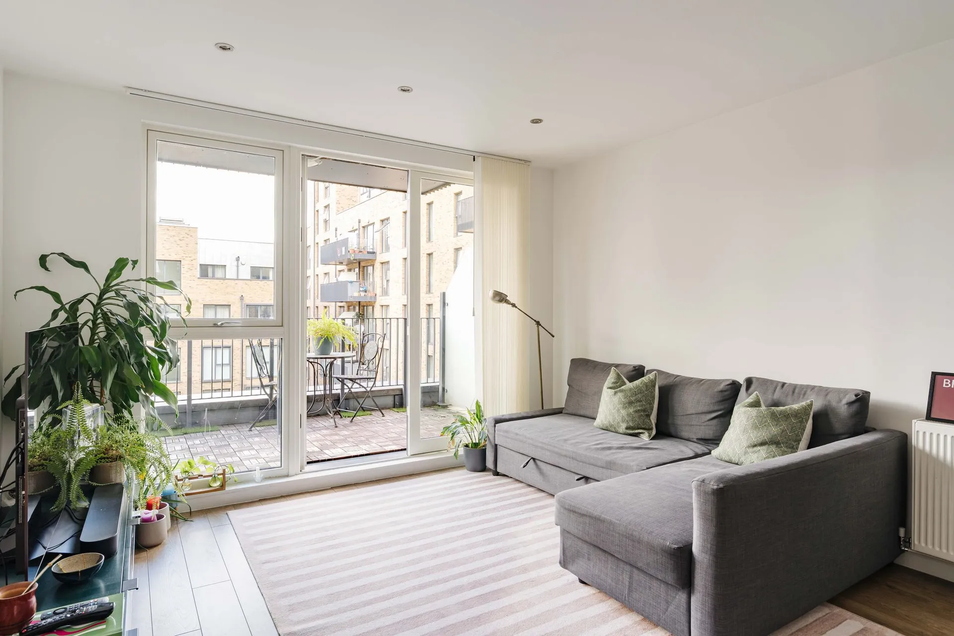 Flat Bolinder Way in Greater London