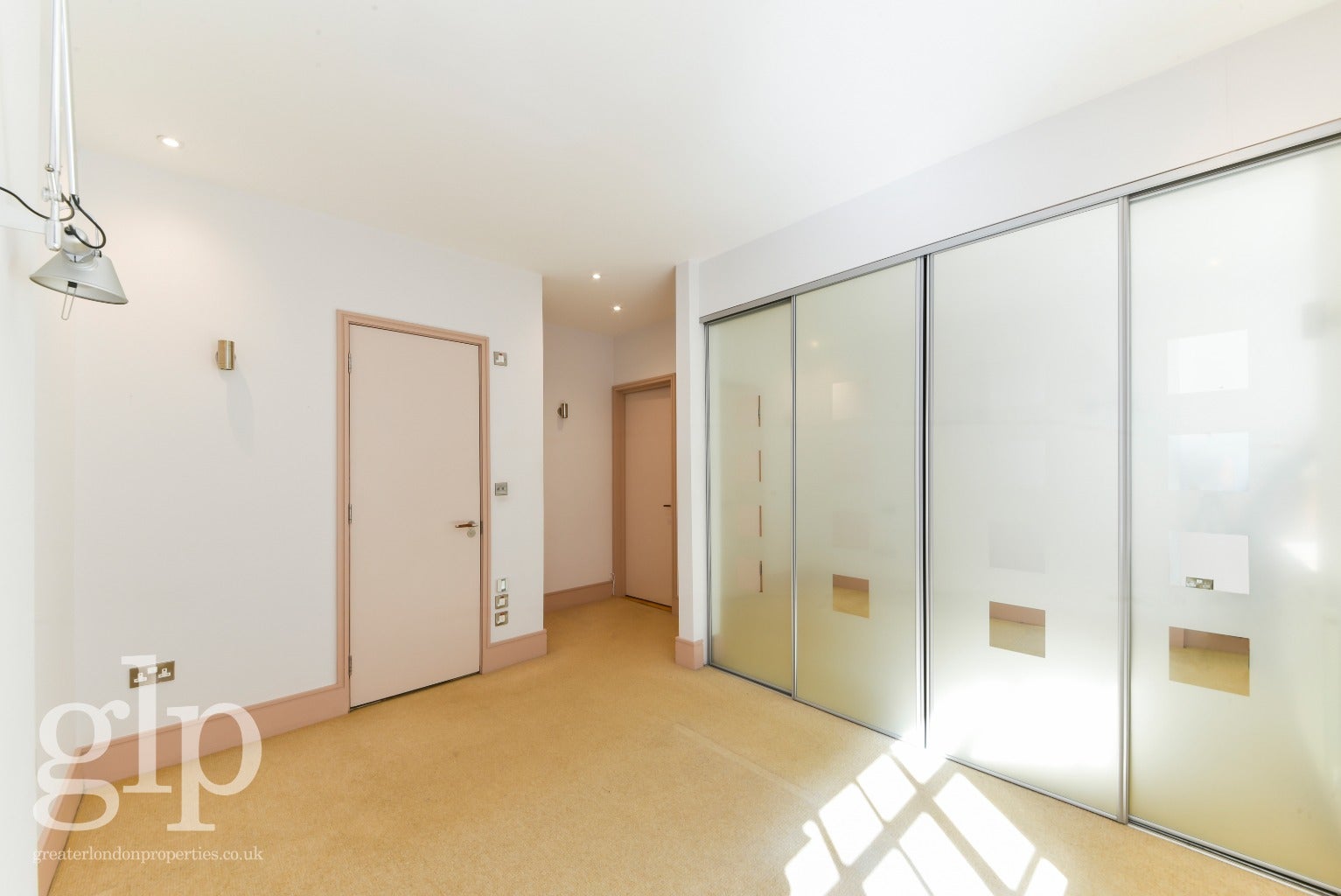 Flat Kingsway in City of Westminster