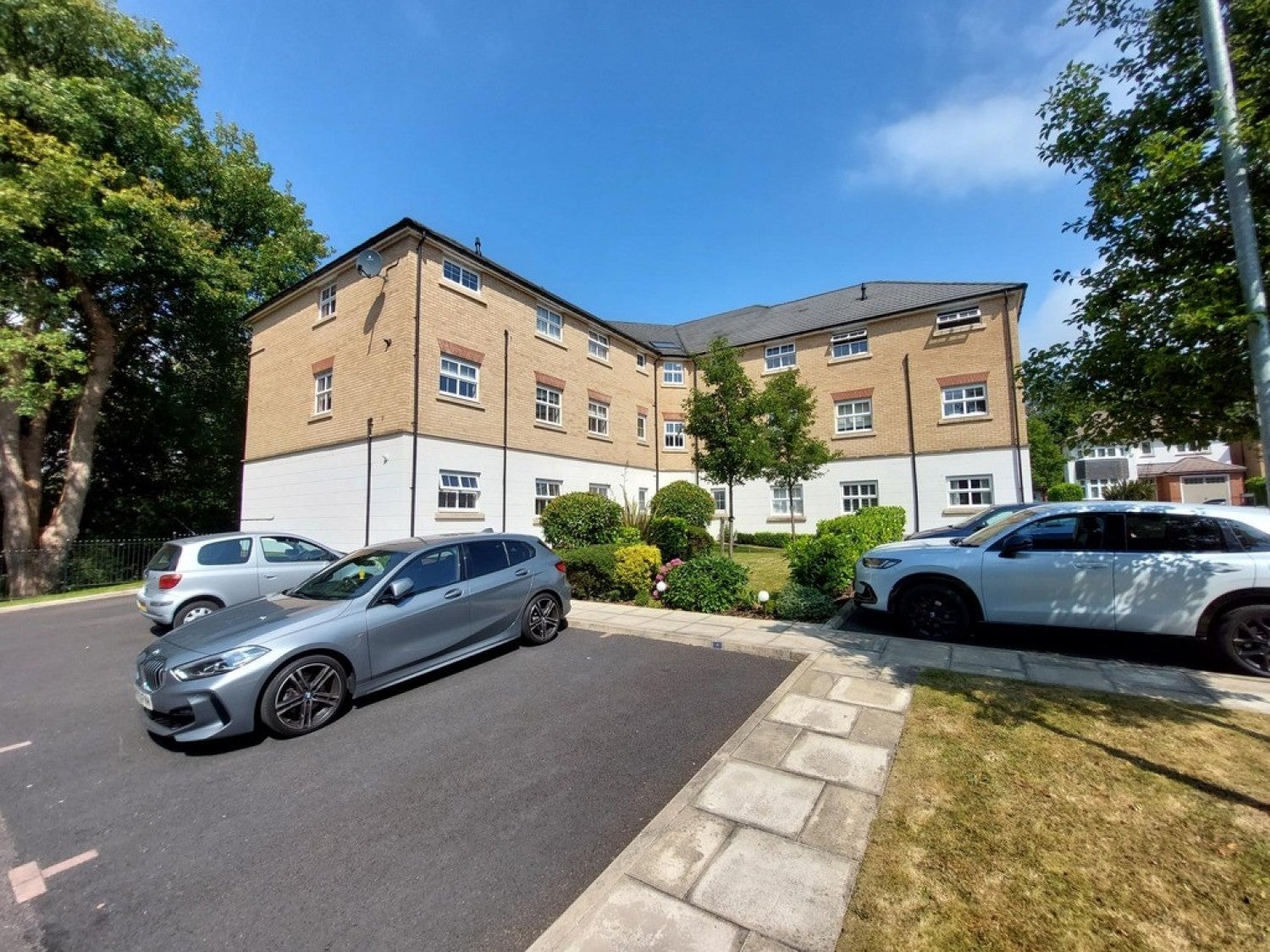 Flat Baytree Court in Prestwich