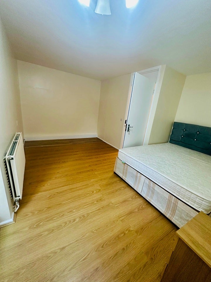 Flat Westbeech Road in Greater London