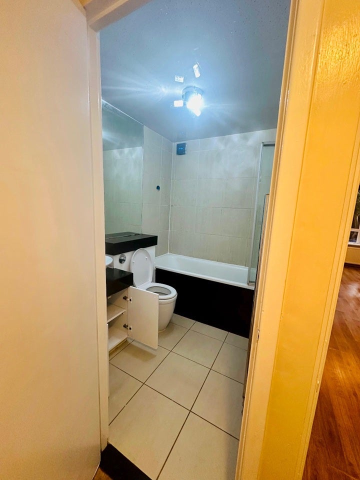 Flat Westbeech Road in Greater London