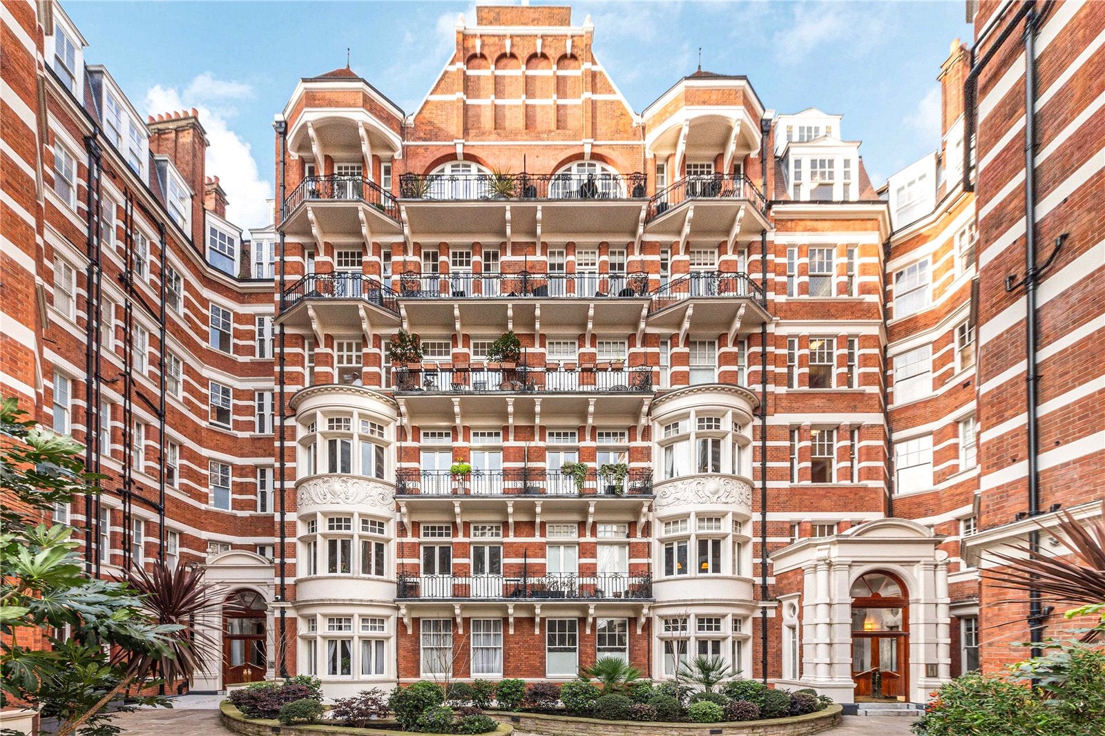 Flat Fitz-James Avenue in Greater London