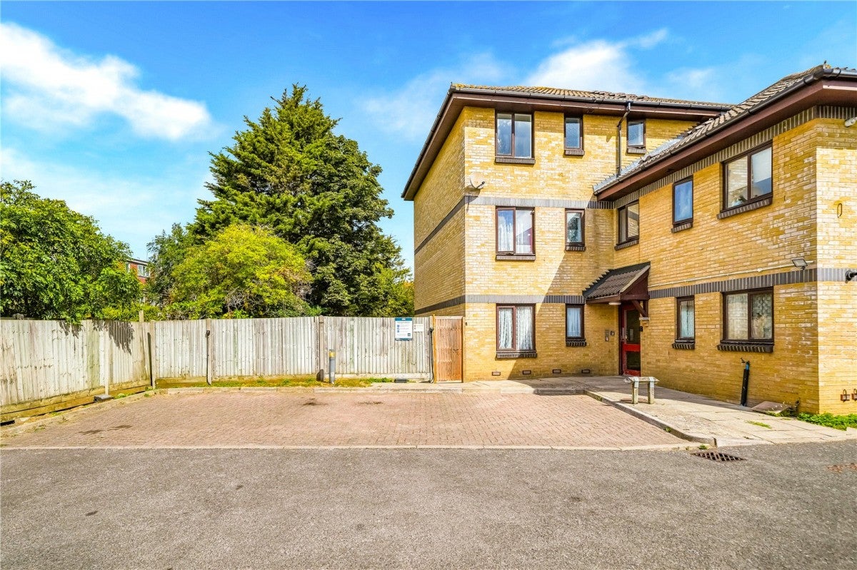 Flat Hale End Road in Greater London