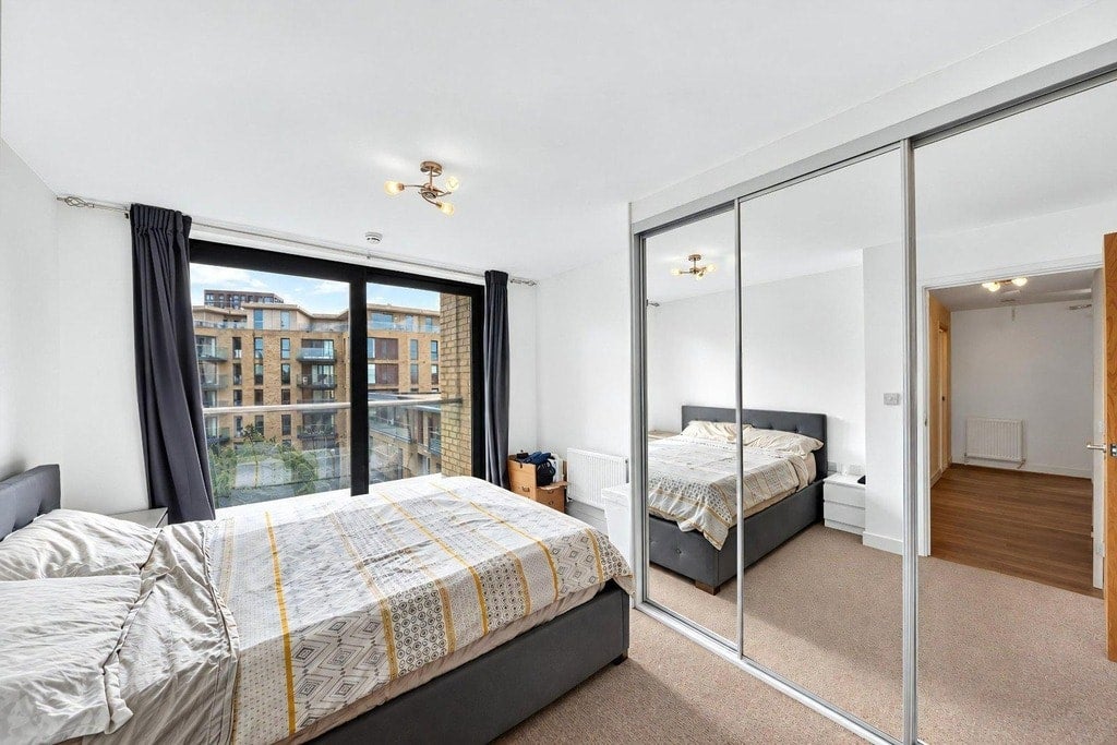 Flat Albatross Way in Greater London