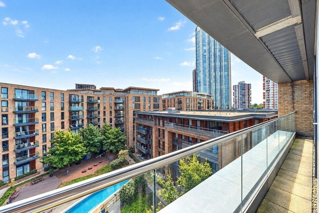 Flat Albatross Way in Greater London