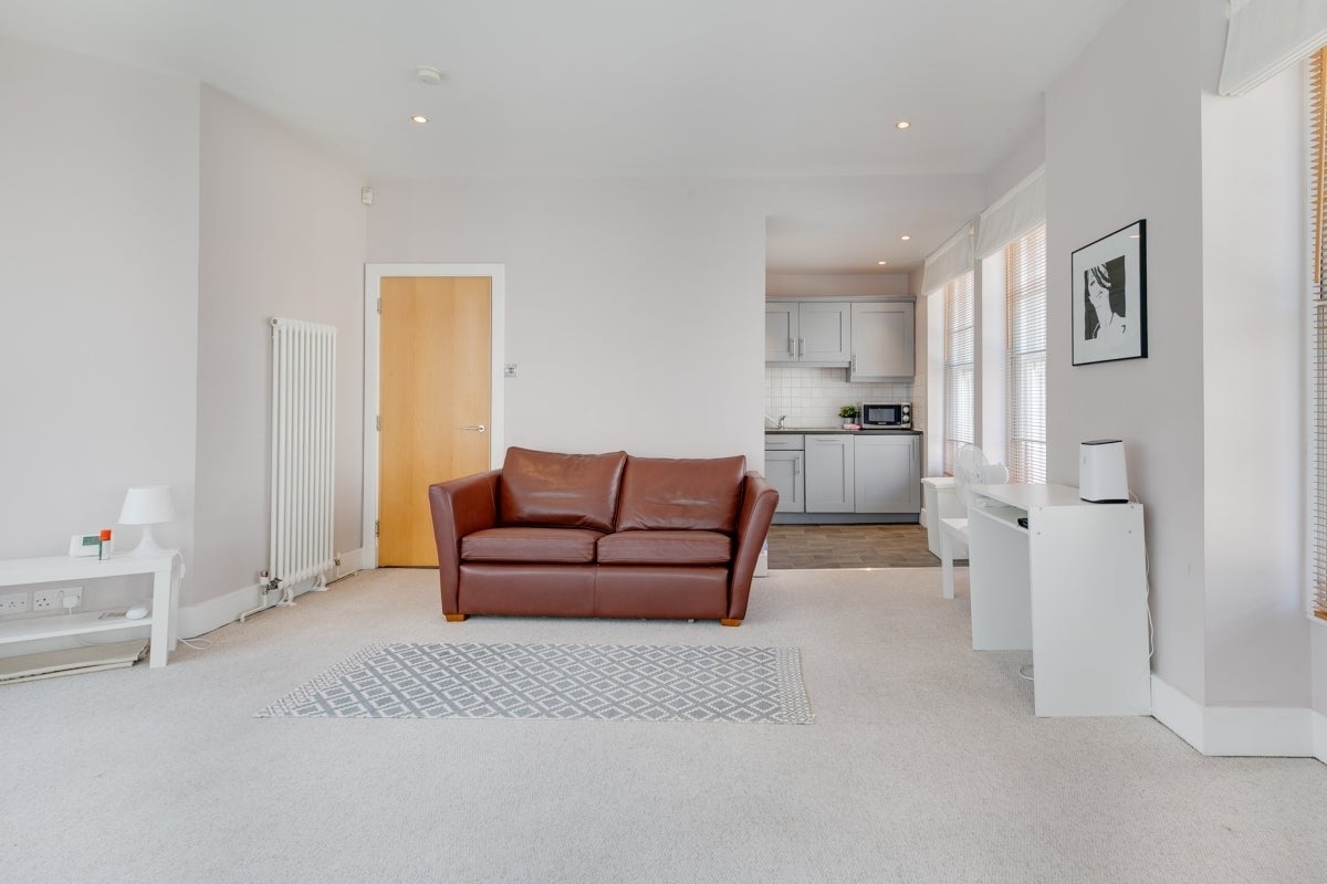 Flat Poppin's Court in City of London