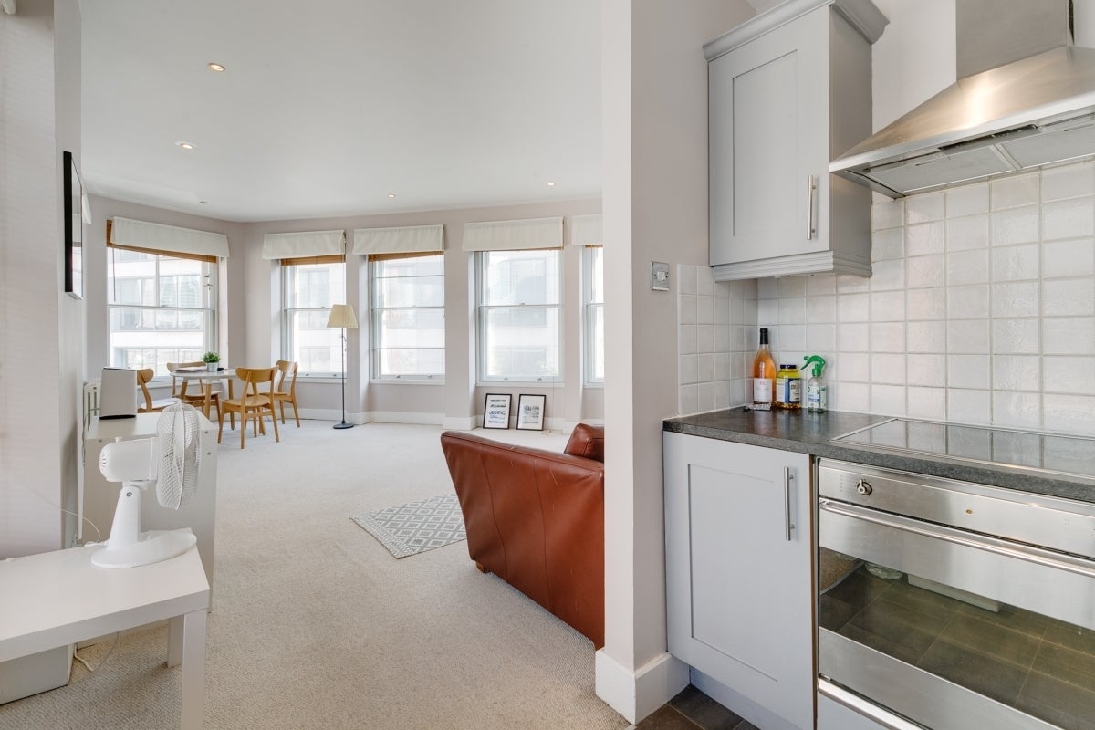 Flat Poppin's Court in City of London