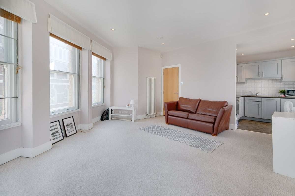 Flat Poppin's Court in City of London