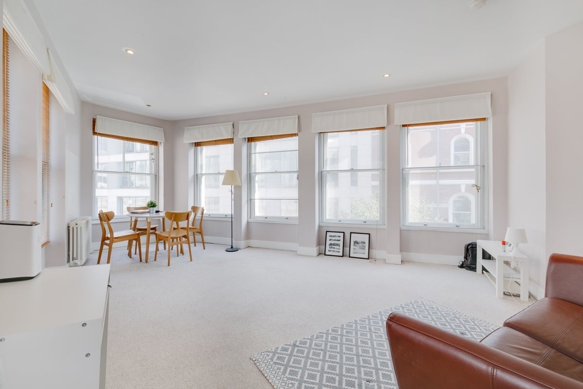 Flat Poppin's Court in City of London
