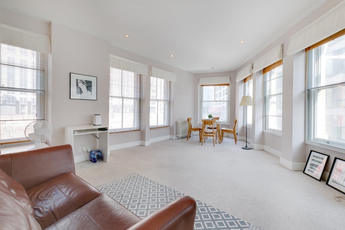 Flat Poppin's Court in City of London