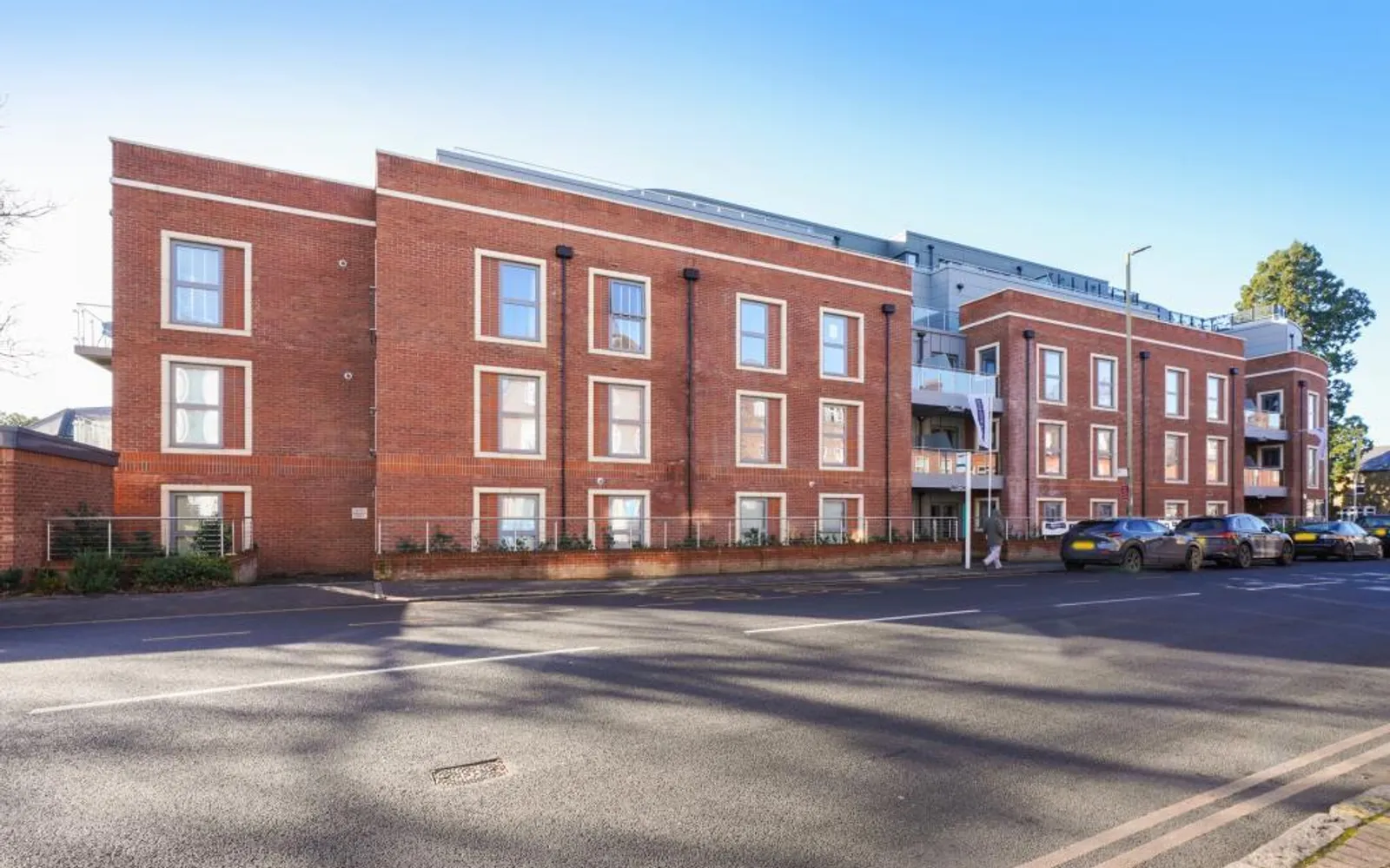 Flat Queens Road in Elmbridge