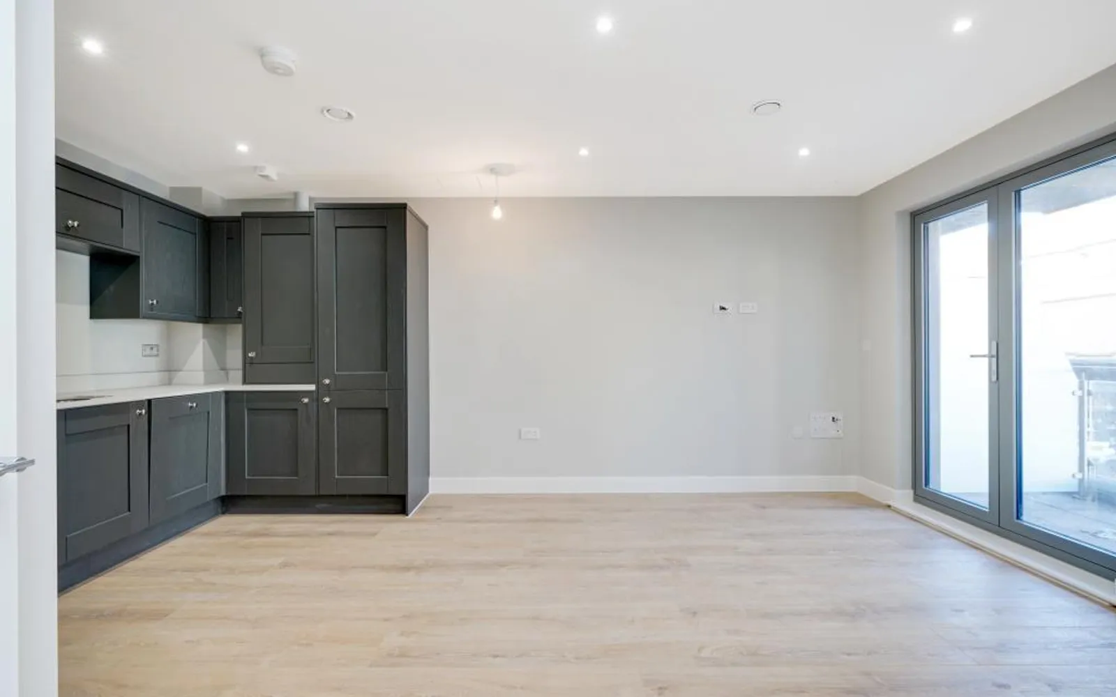 Flat Queens Road in Elmbridge