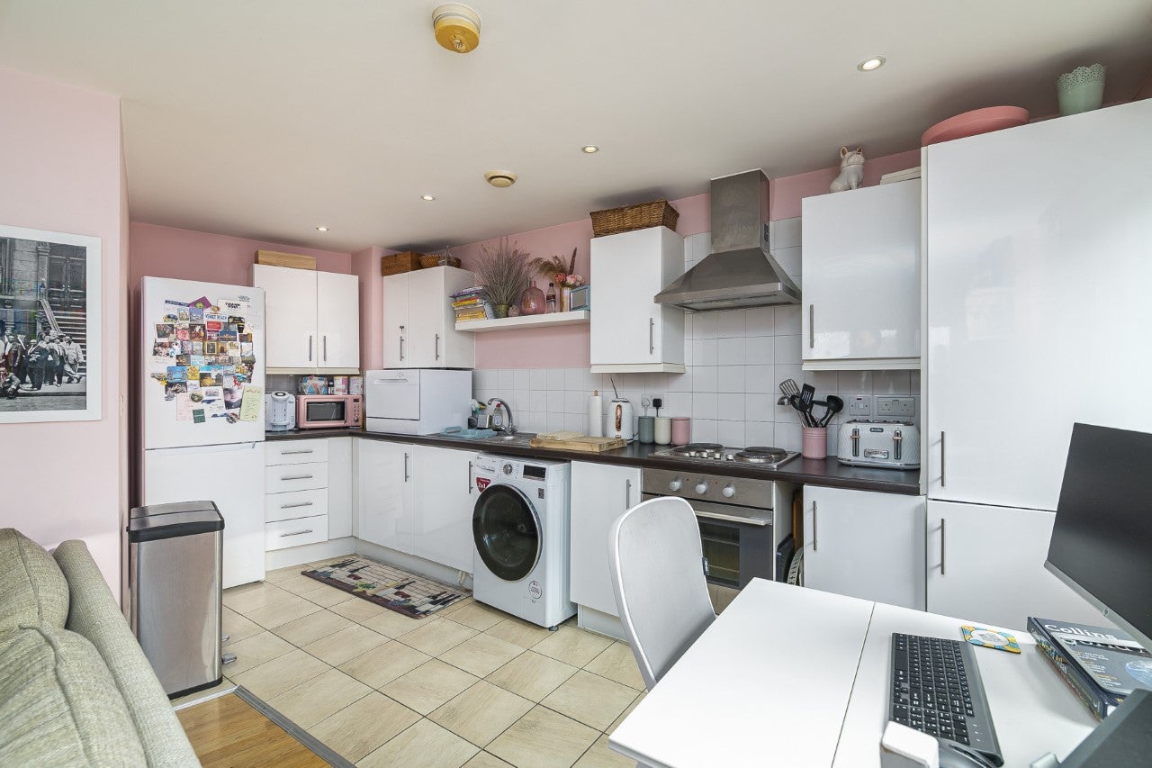 Flat Millstone Close in Greater London