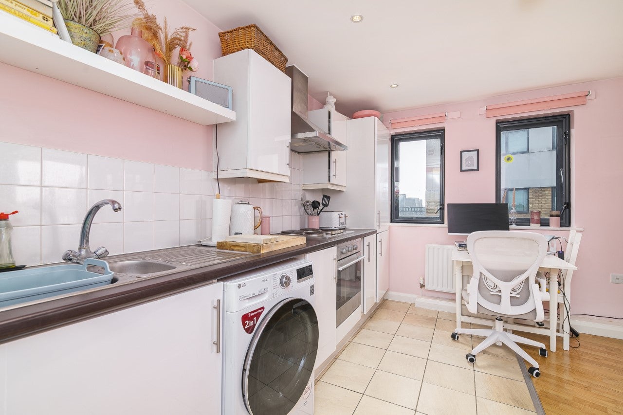 Flat Millstone Close in Greater London