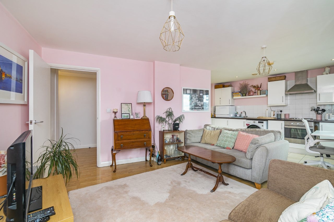 Flat Millstone Close in Greater London