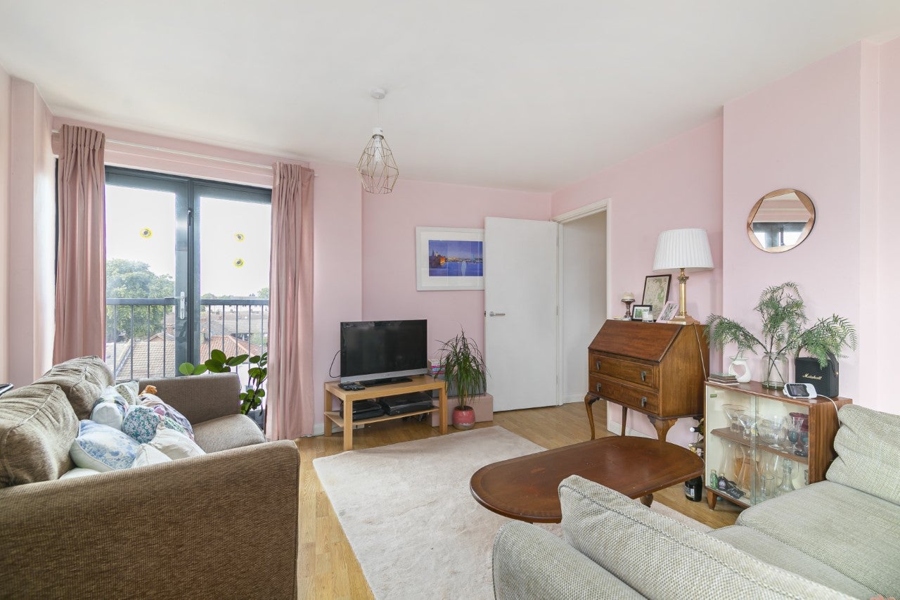 Flat Millstone Close in Greater London