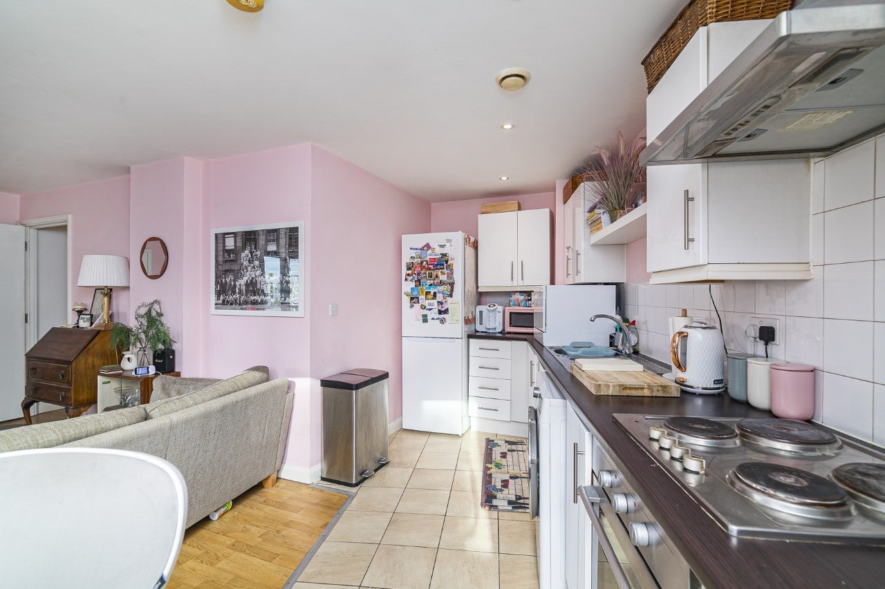 Flat Millstone Close in Greater London