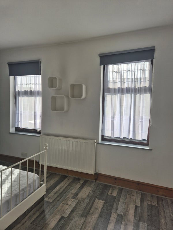 Room Tennyson Road in Greater London