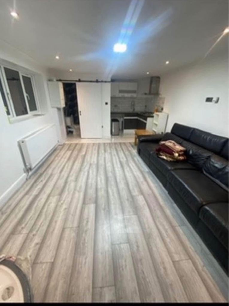 Flat Garton End Road in Peterborough
