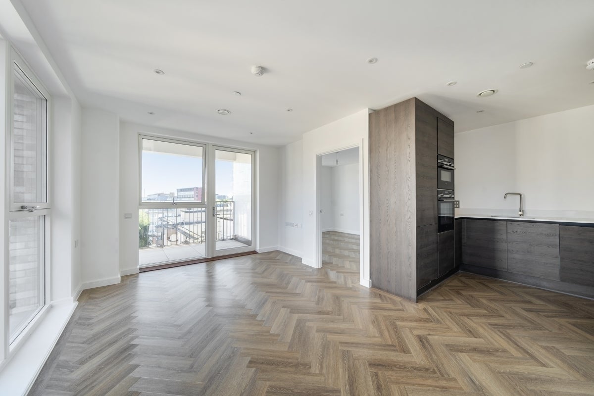 Flat Denmark Road in Greater London