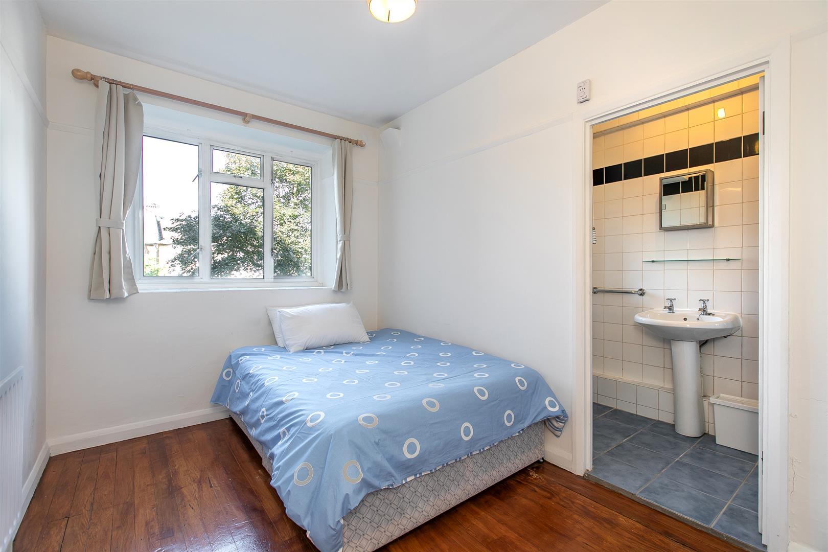 Flat Brewster Gardens in Greater London