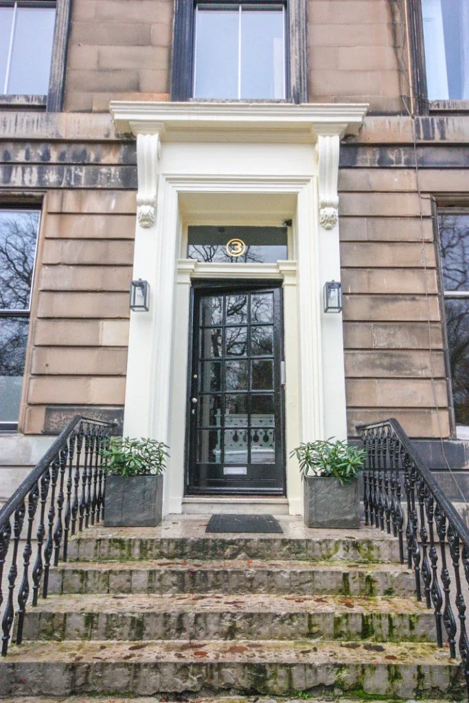 Flat Kew Terrace in Glasgow