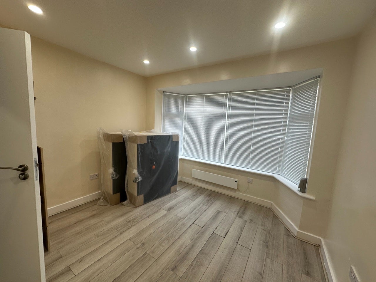 Room Arkindale Road in Greater London