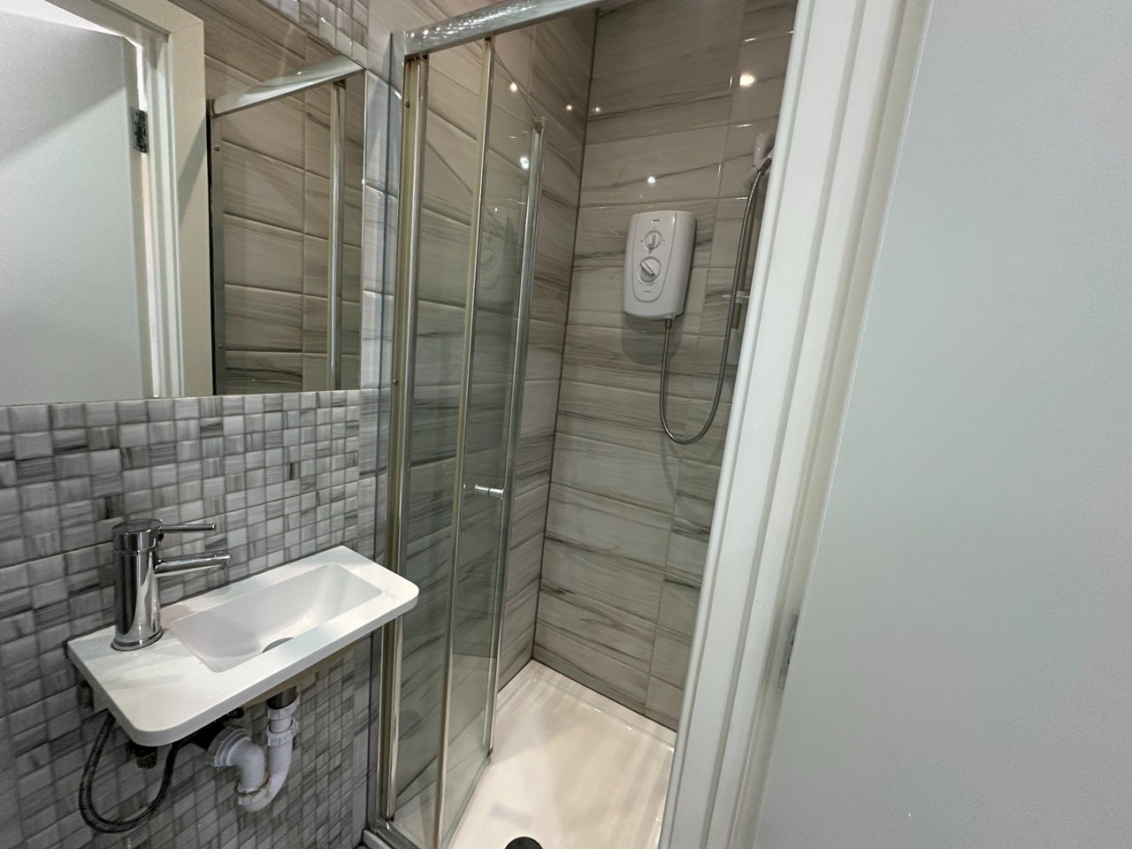 Room Arkindale Road in Greater London