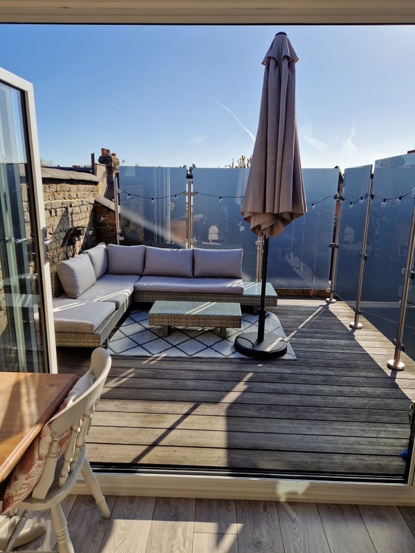 Flat Garratt Lane in Greater London