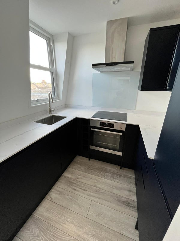 Flat Garratt Lane in Greater London