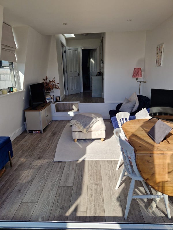 Flat Garratt Lane in Greater London