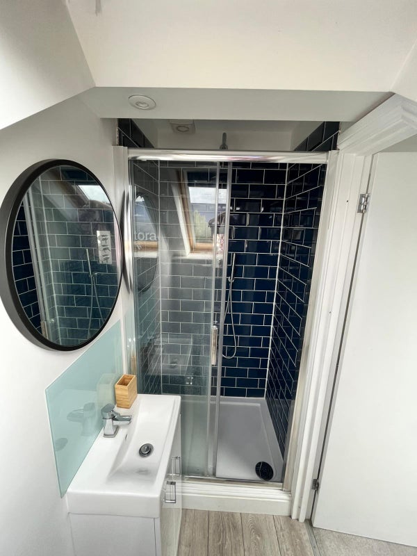 Flat Garratt Lane in Greater London
