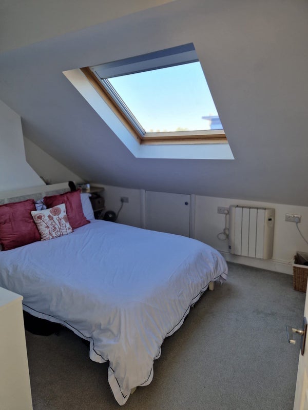 Flat Garratt Lane in Greater London