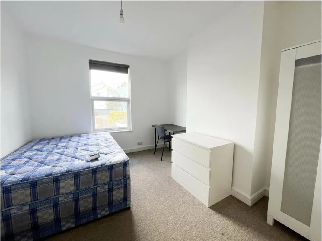 Room Gloucester Road in Bristol