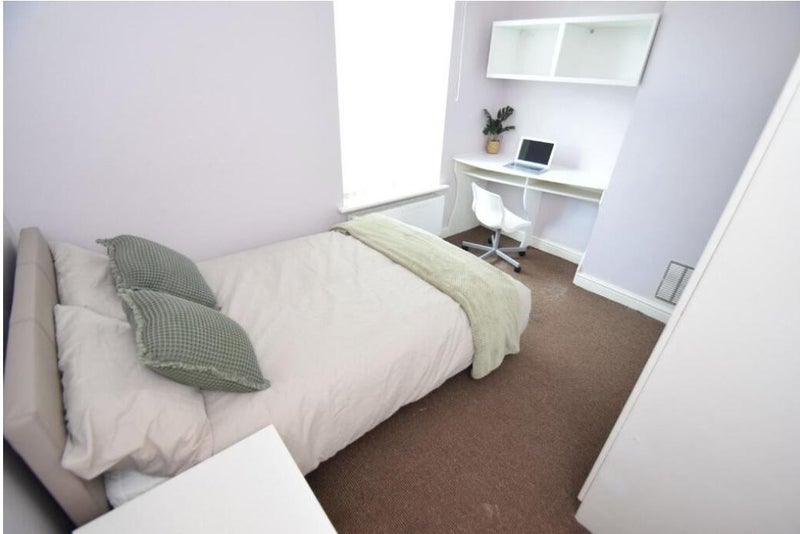 Room Cauldon Road in Stoke-on-Trent