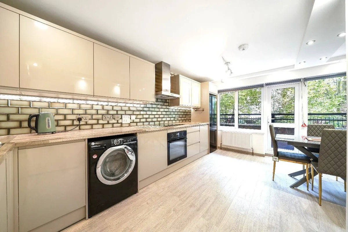 Flat Short's Gardens in Greater London
