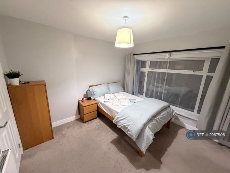 Room Barrow Close in Coventry