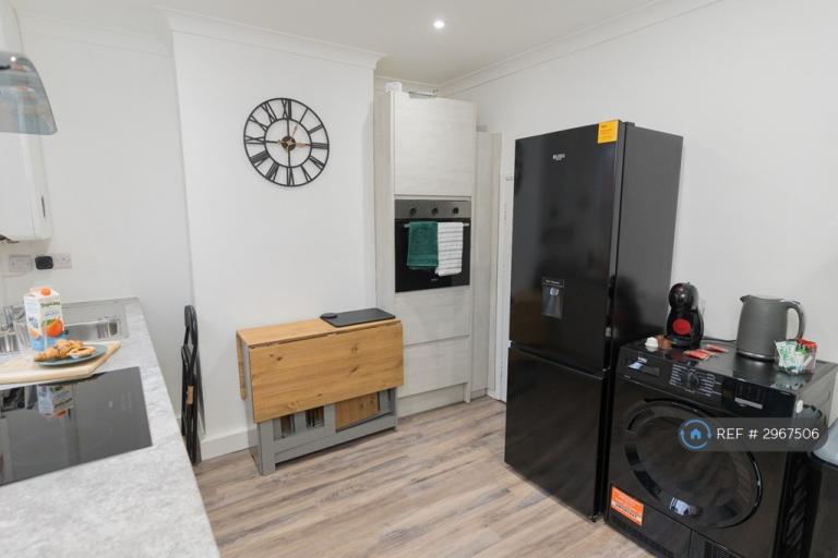 Room Barrow Close in Coventry