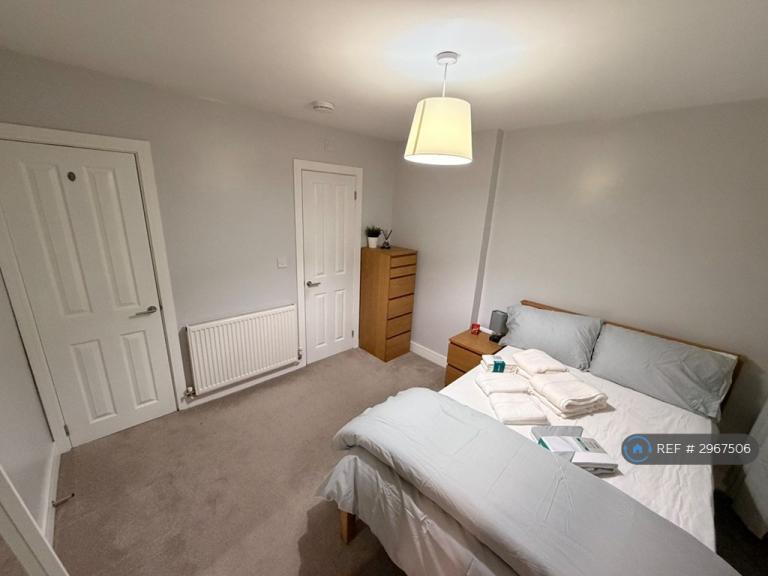 Room Barrow Close in Coventry