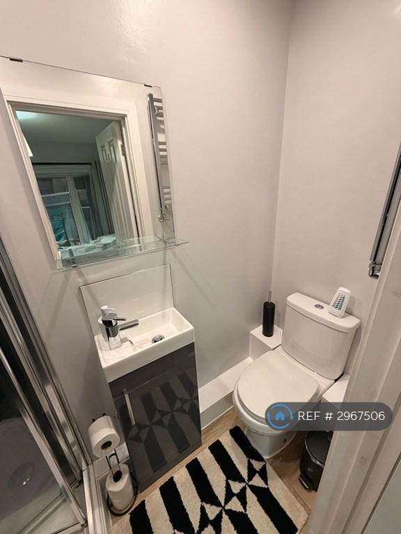 Room Barrow Close in Coventry