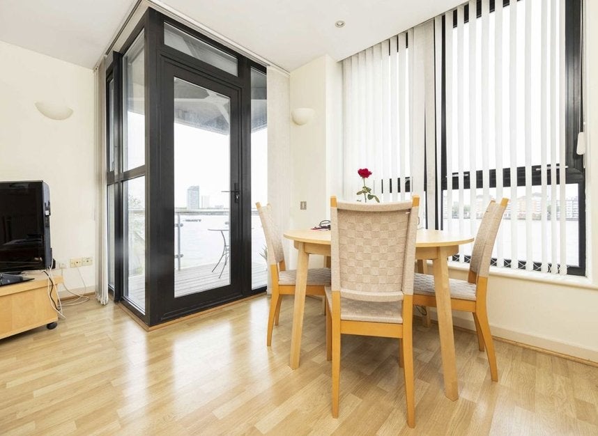 Flat Westferry Road in Greater London