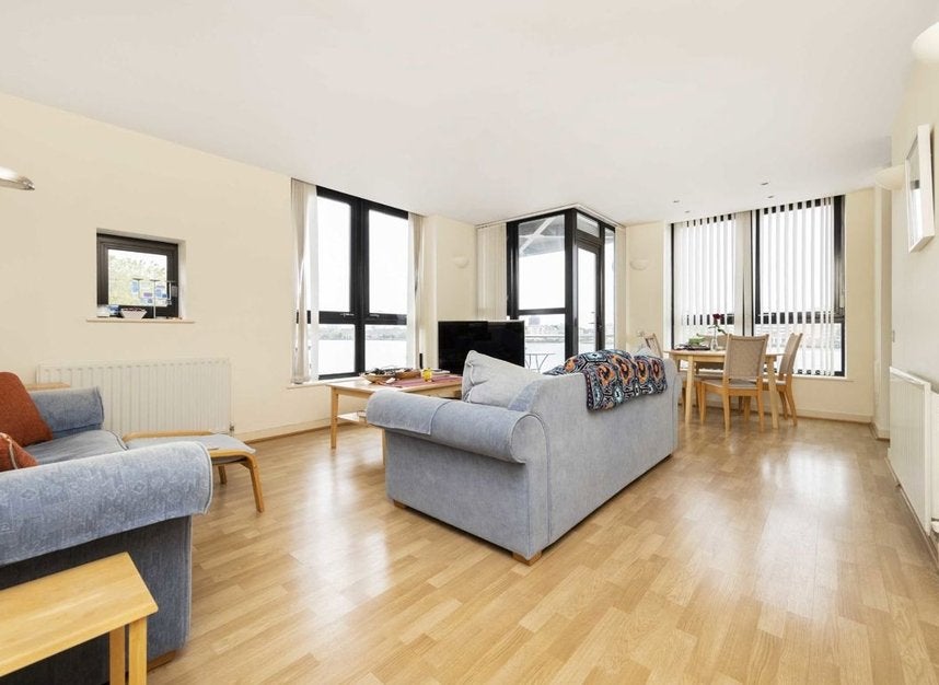 Flat Westferry Road in Greater London