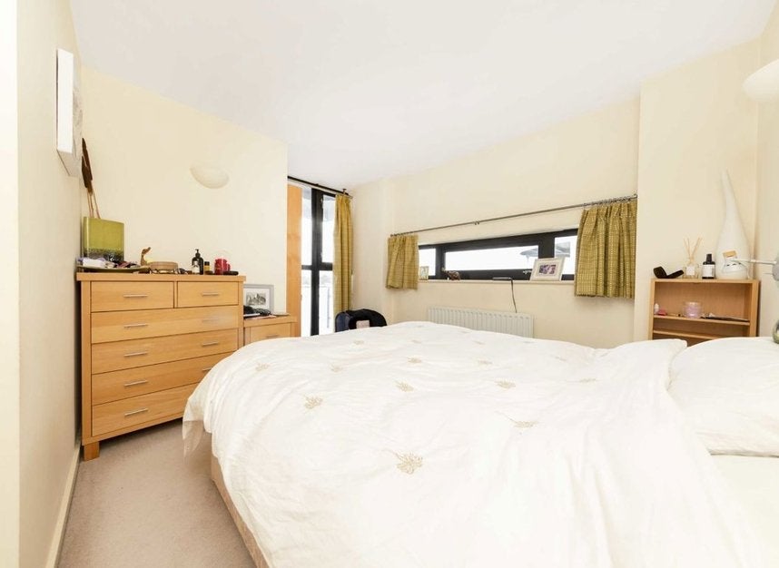 Flat Westferry Road in Greater London