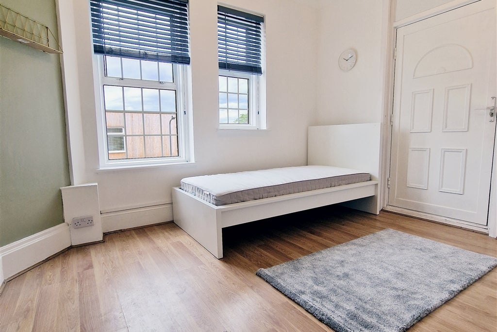 Room Kenton Road in Greater London